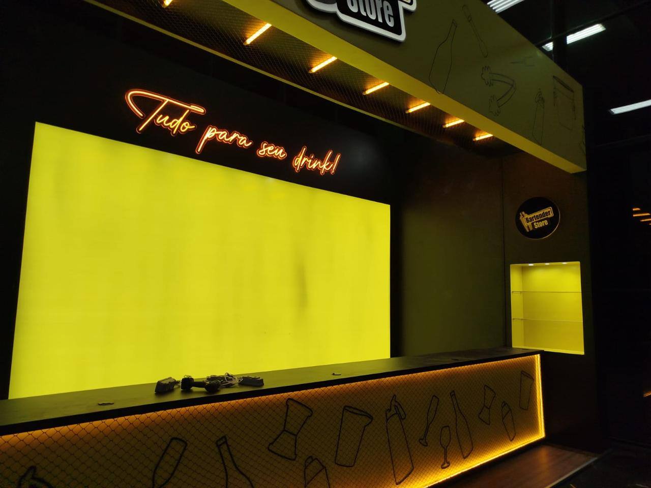 Estande da Bartender Store com letreiro em neon