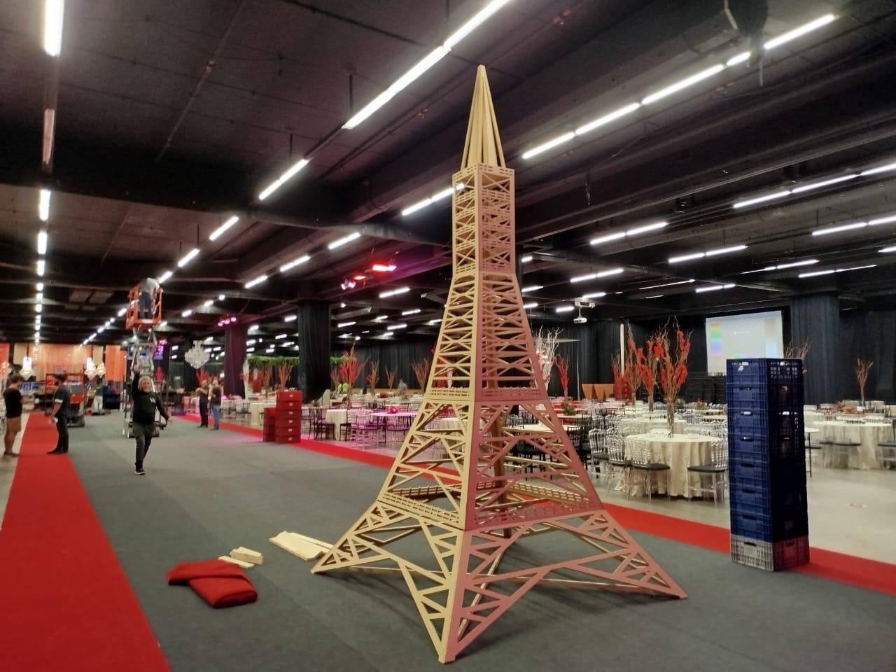 Cenografia temática com réplica de torre em salão de evento