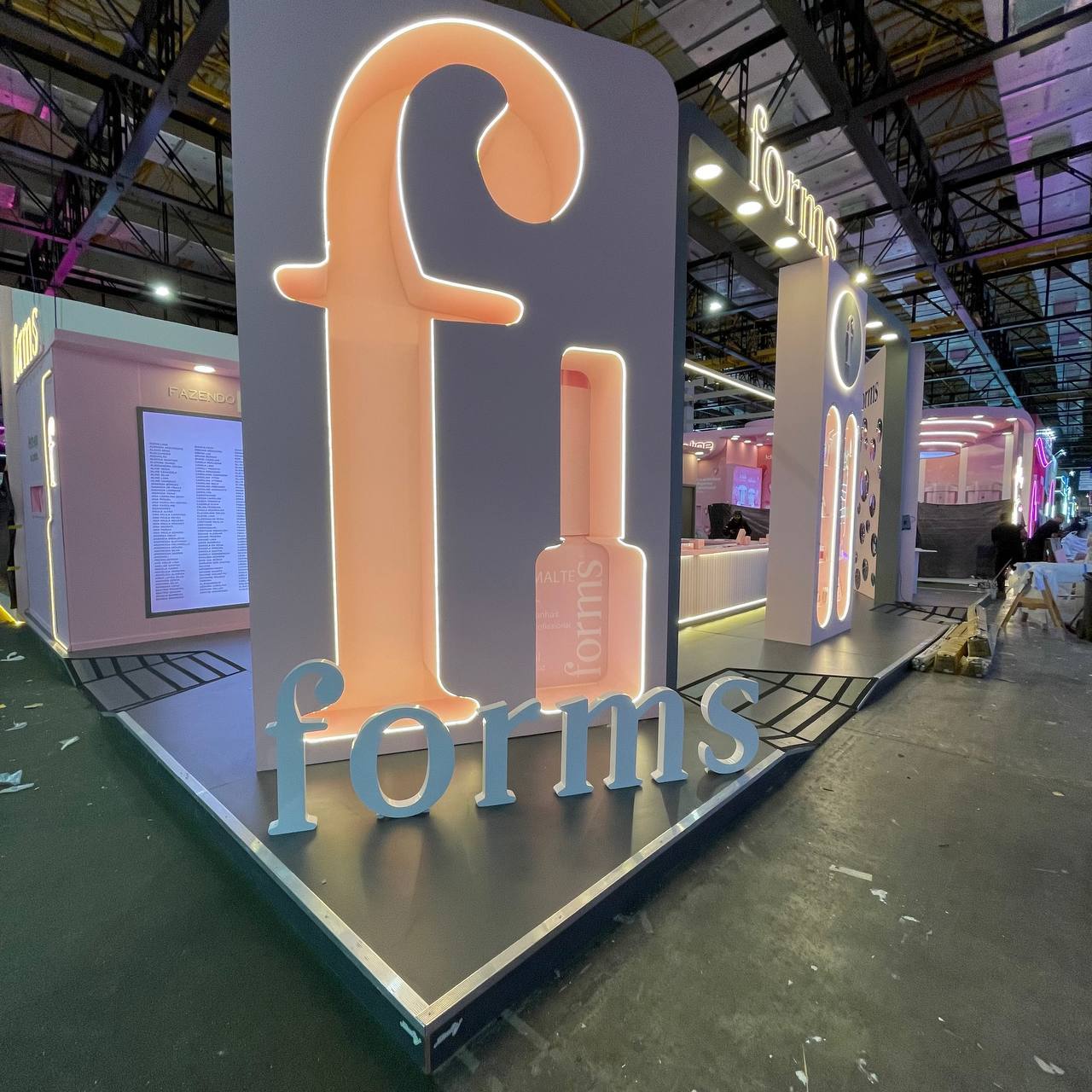 Estande da forms com letra f iluminada