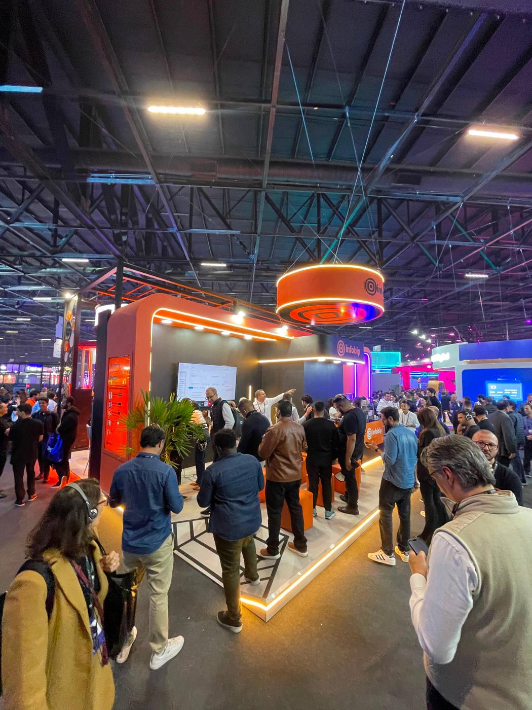 Estande da Infobip lotado de visitantes em feira
