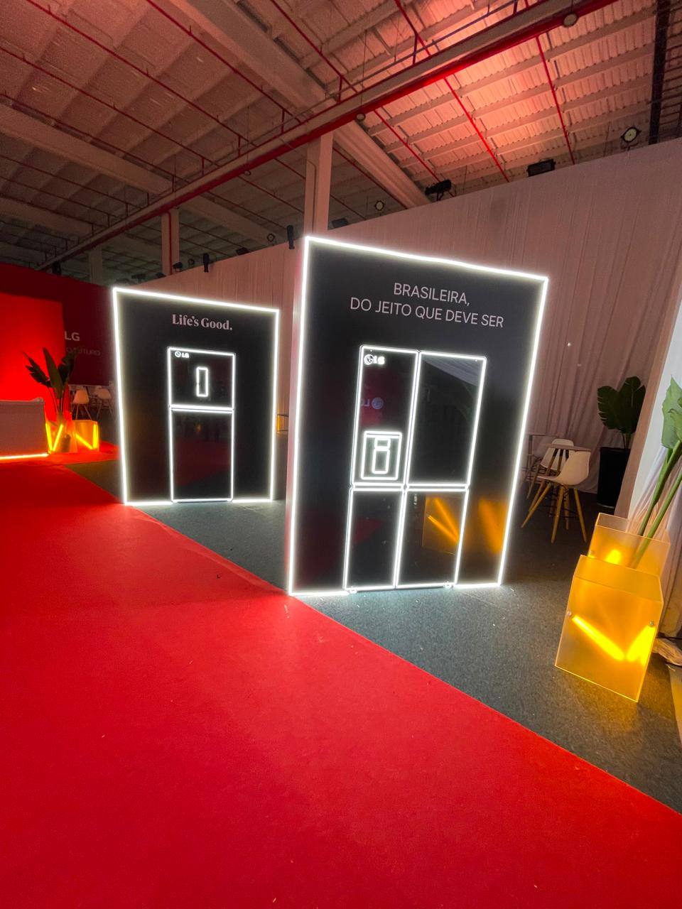 Lançamento de produto da LG com painéis iluminados