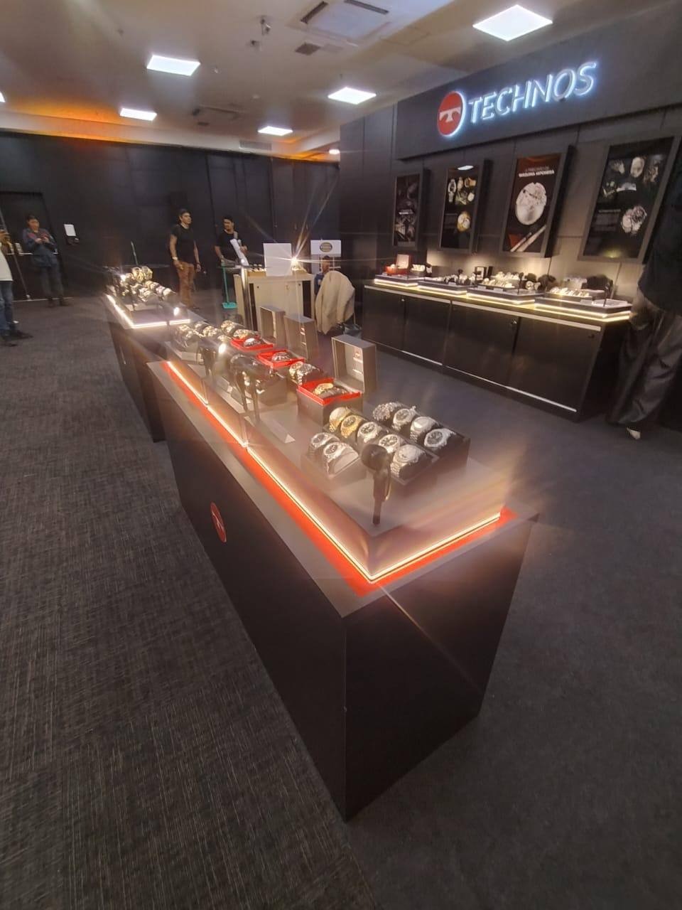 Vitrines de relógios da Technos com iluminação de LED